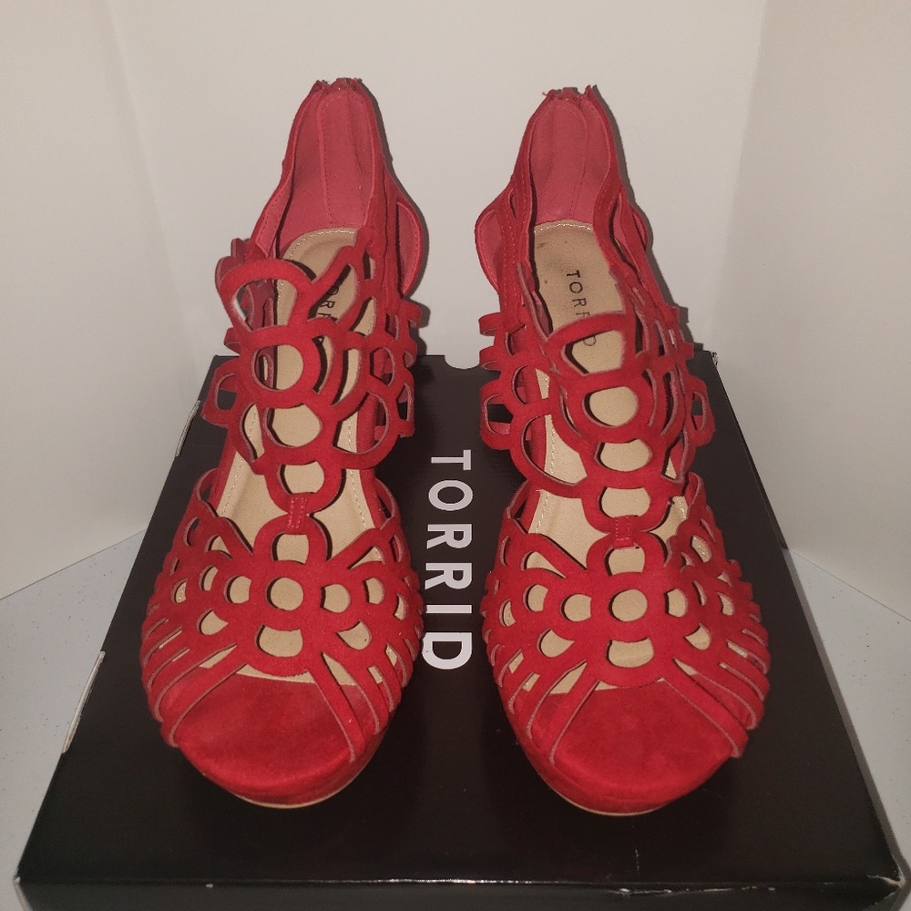 4in Red Circle Cutout Platform Wedges
